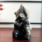 Tirelire tanuki en céramique émaillée noire et crème, style japonais traditionnel, vu du profil droit