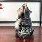 Tirelire tanuki en céramique émaillée noire et crème, style japonais traditionnel, vu du profil gauche