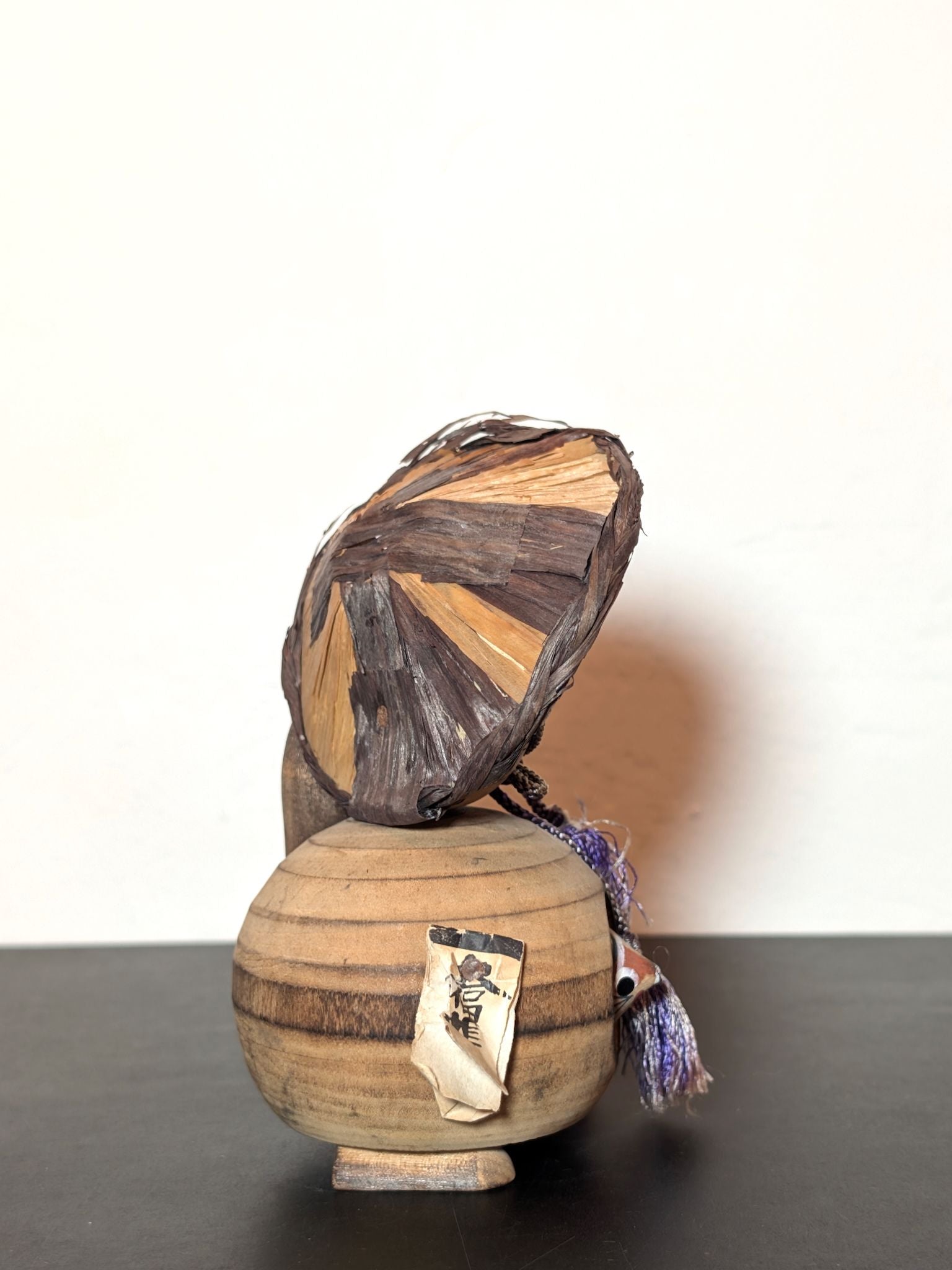 Tanuki en bois avec chapeau, bouteille de saké et bébé tanuki, sculpture japonaise artisanale symbolisant chance et prospérité, profil droit
