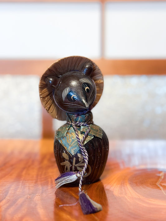 tanuki en bois avec chapeau de paille