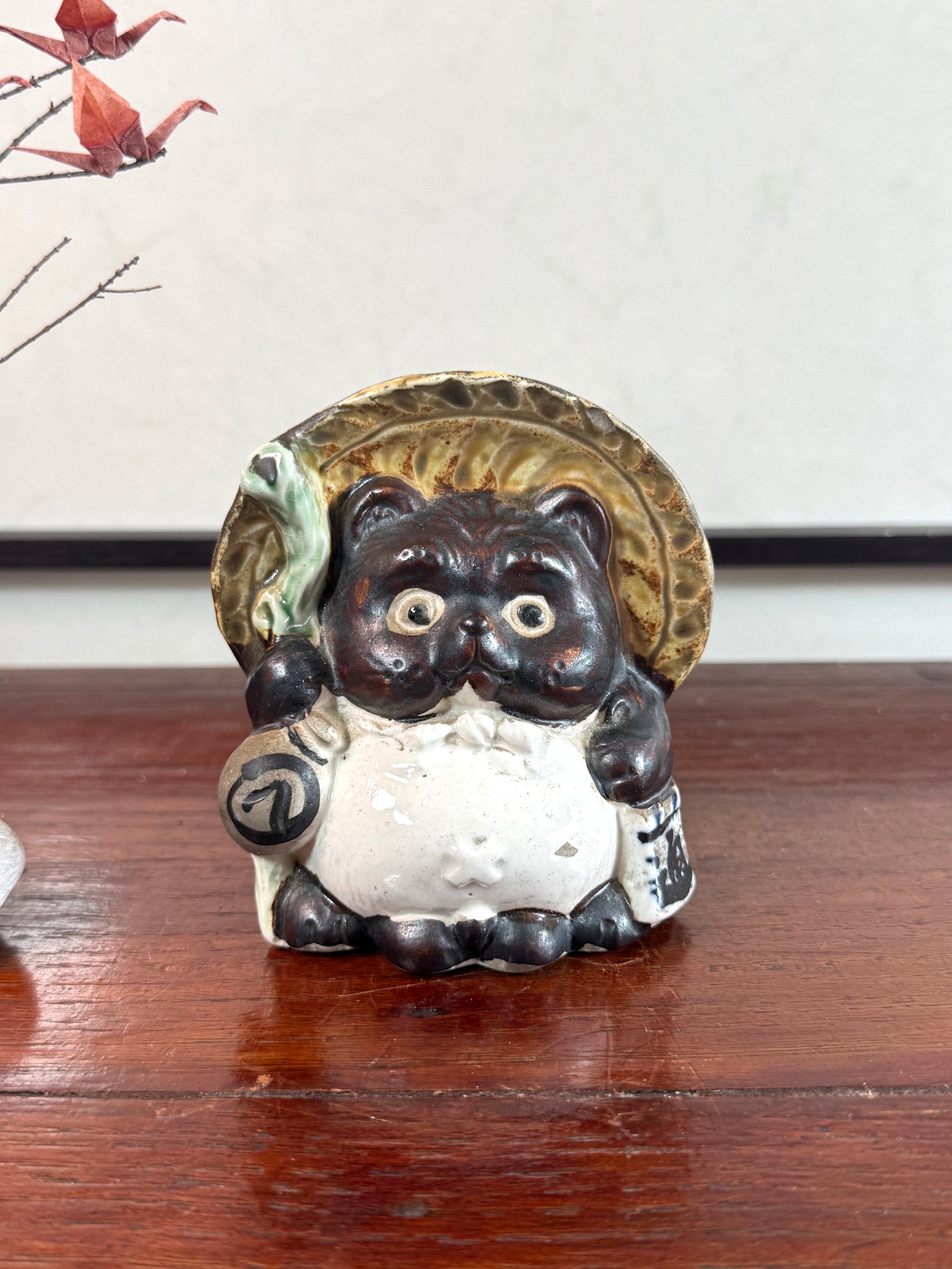 tanuki en céramique vu de face.