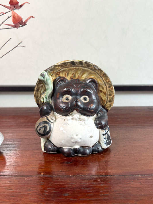 tanuki en céramique vu de face.