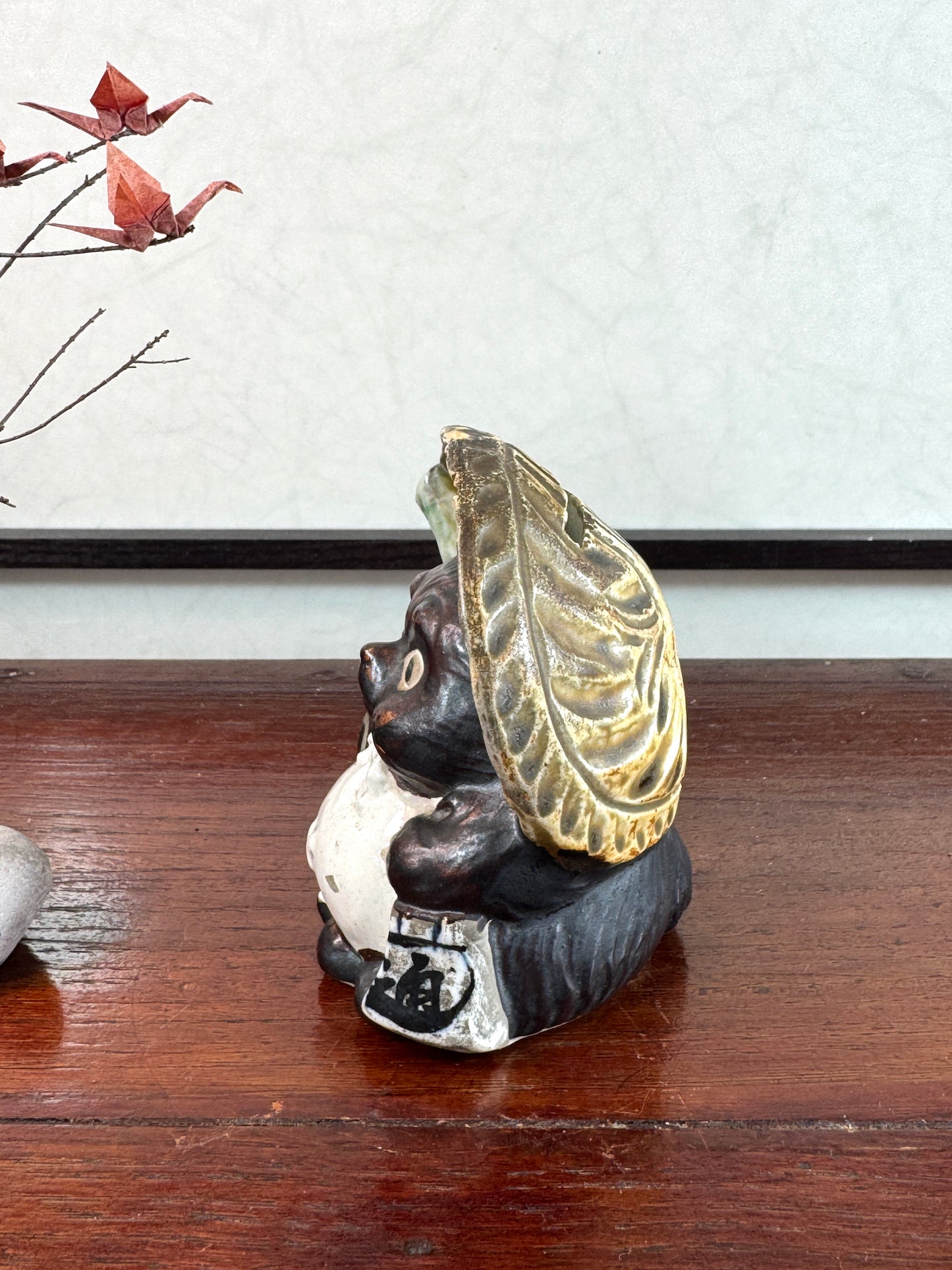 tanuki en céramique vu du profil gauche