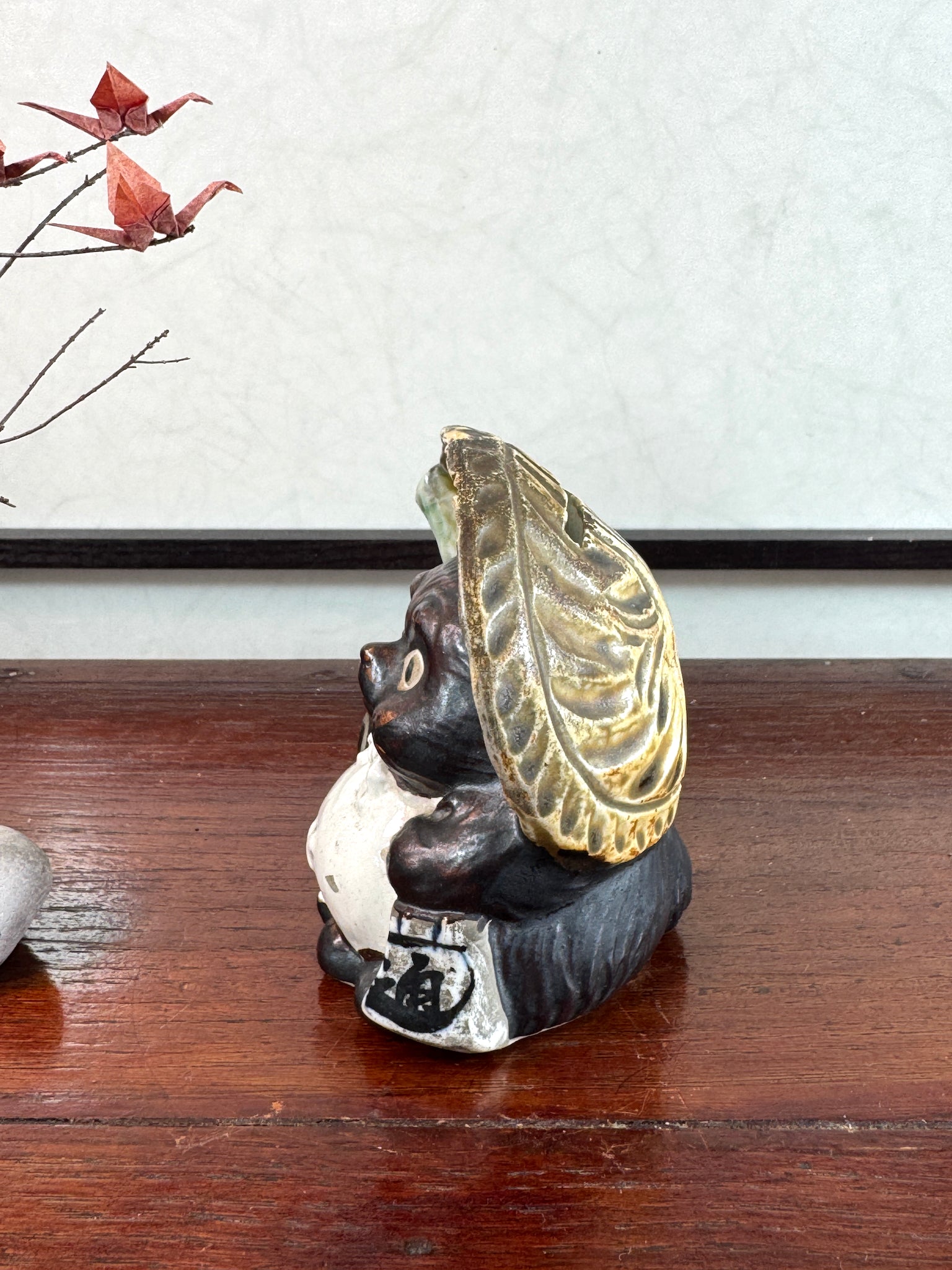 tanuki en céramique vu du profil gauche