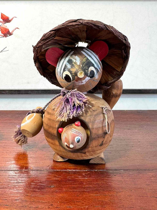 tanuki en bois avec son chapeau, bébé et sa bouteille de saké