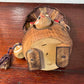 tanuki en bois avec son chapeau, bébé et sa bouteille de saké, vu de dessous