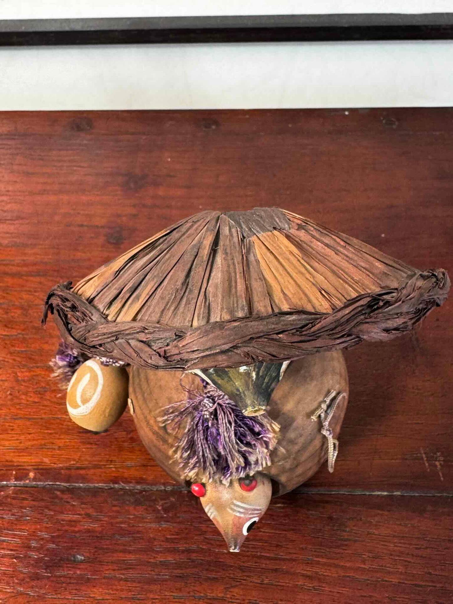 tanuki en bois avec son chapeau, bébé et sa bouteille de saké, vu de dessus