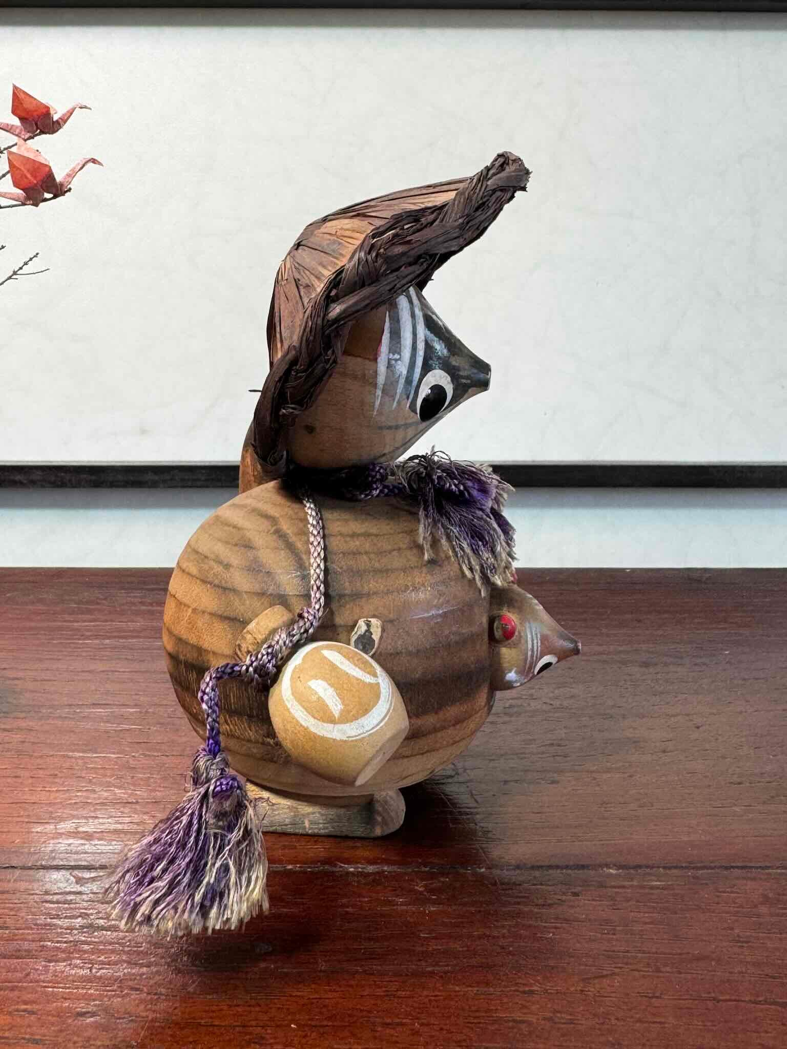 tanuki en bois avec son chapeau, bébé et sa bouteille de saké, profil droit