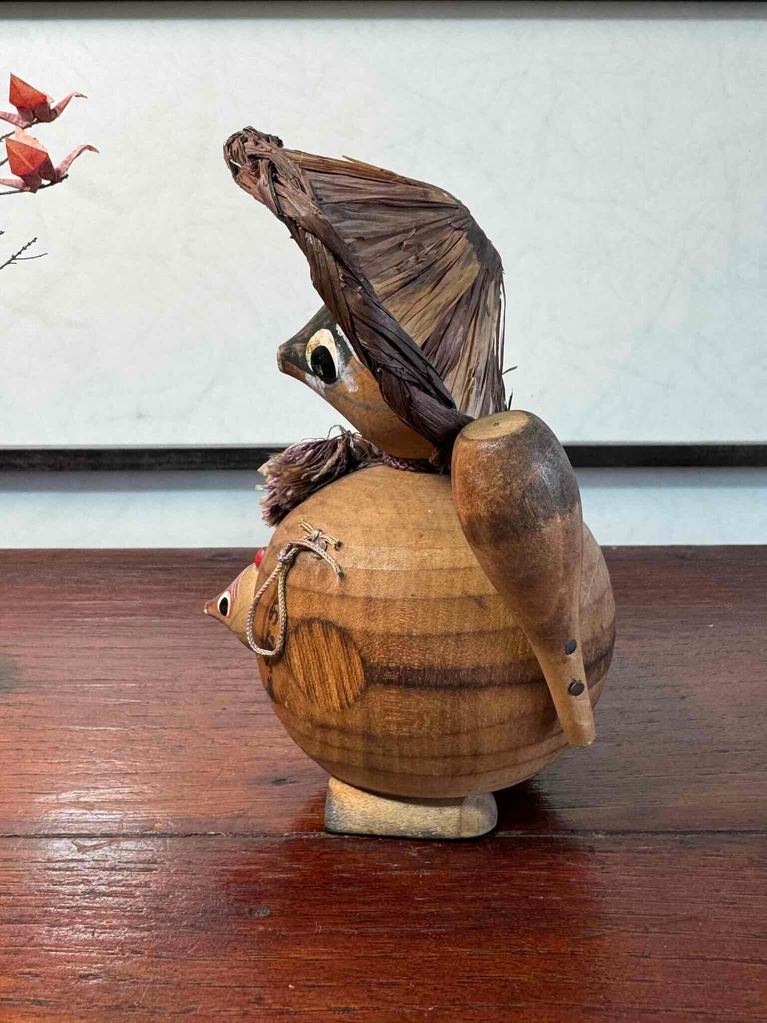 tanuki en bois avec son chapeau, bébé et sa bouteille de saké, profil gauche
