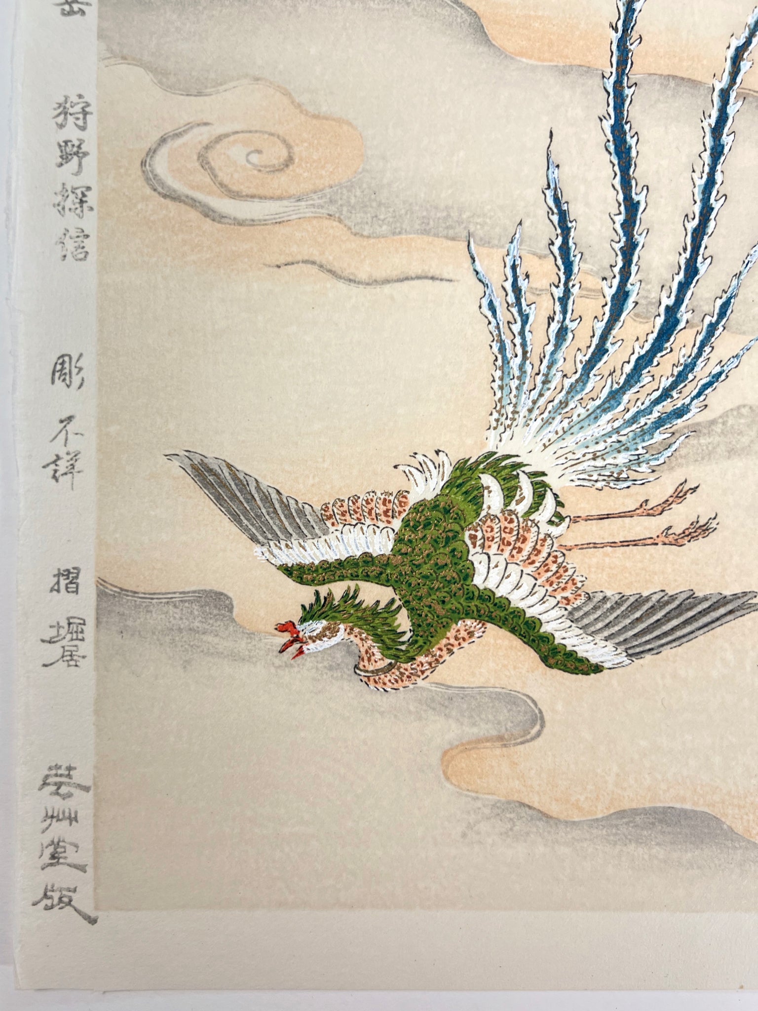 estampe japonaise phoenix en vol au dessus de la mer, gros plan