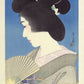 Estampe Japonaise de Torii Kotondo, geisha tenant un éventail sur fond bleu