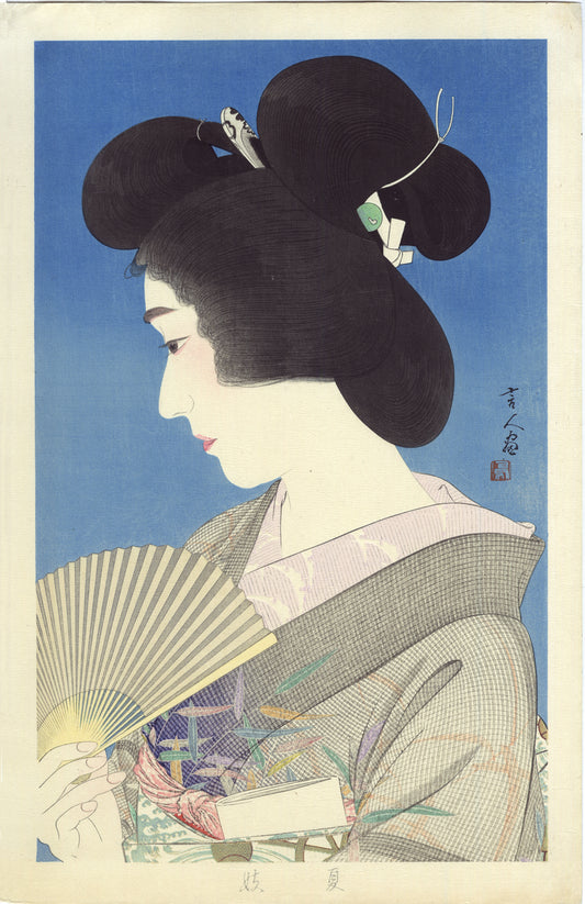 Estampe Japonaise de Torii Kotondo, geisha tenant un éventail sur fond bleu