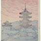estampe japonaise de tokuriki, la pagode yasaka de kyoto au crépuscule. Ciel orange et toits bleus. Montagne en arrière plan. dos estampe.
