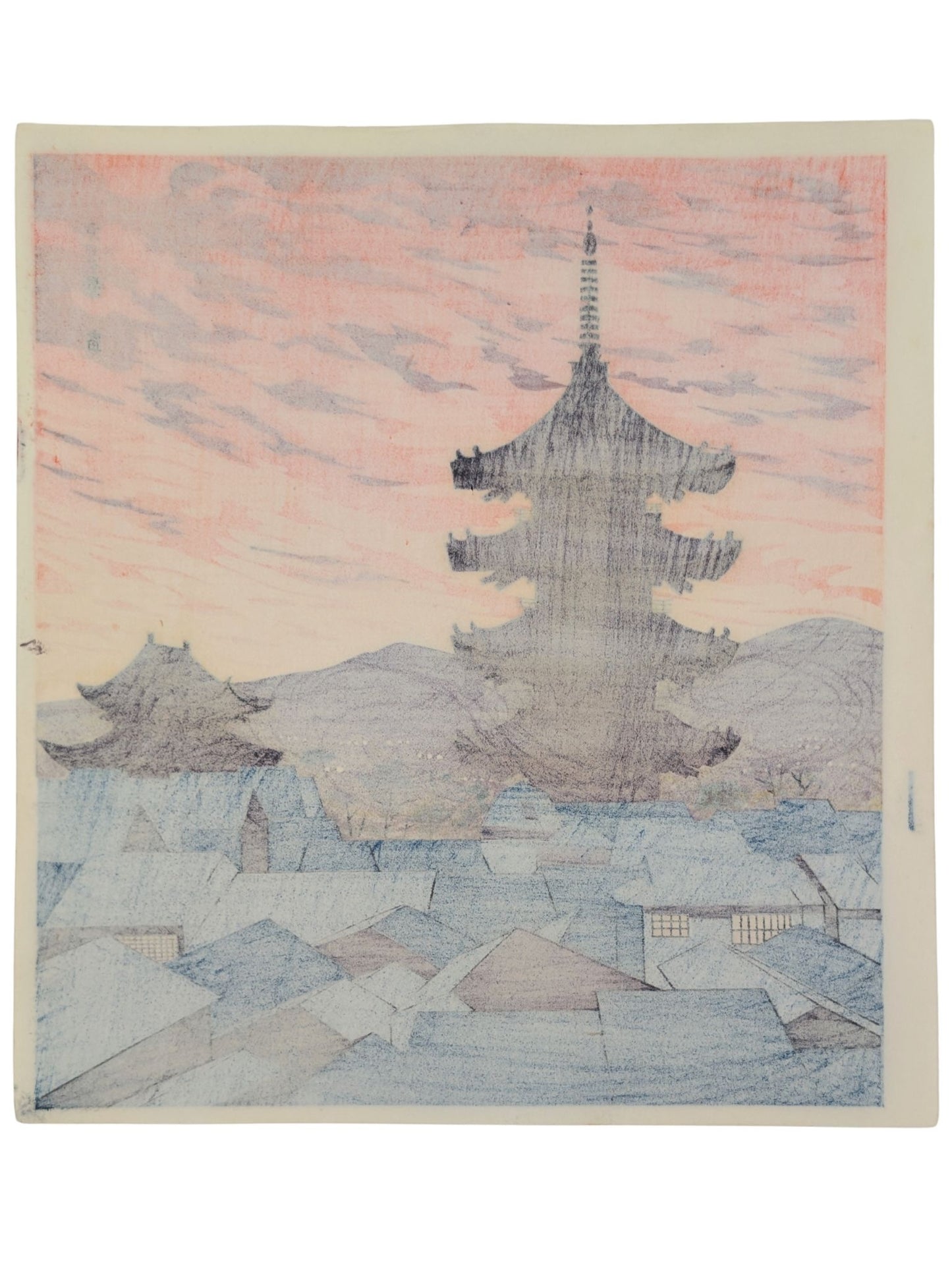 estampe japonaise de tokuriki, la pagode yasaka de kyoto au crépuscule. Ciel orange et toits bleus. Montagne en arrière plan. dos estampe.