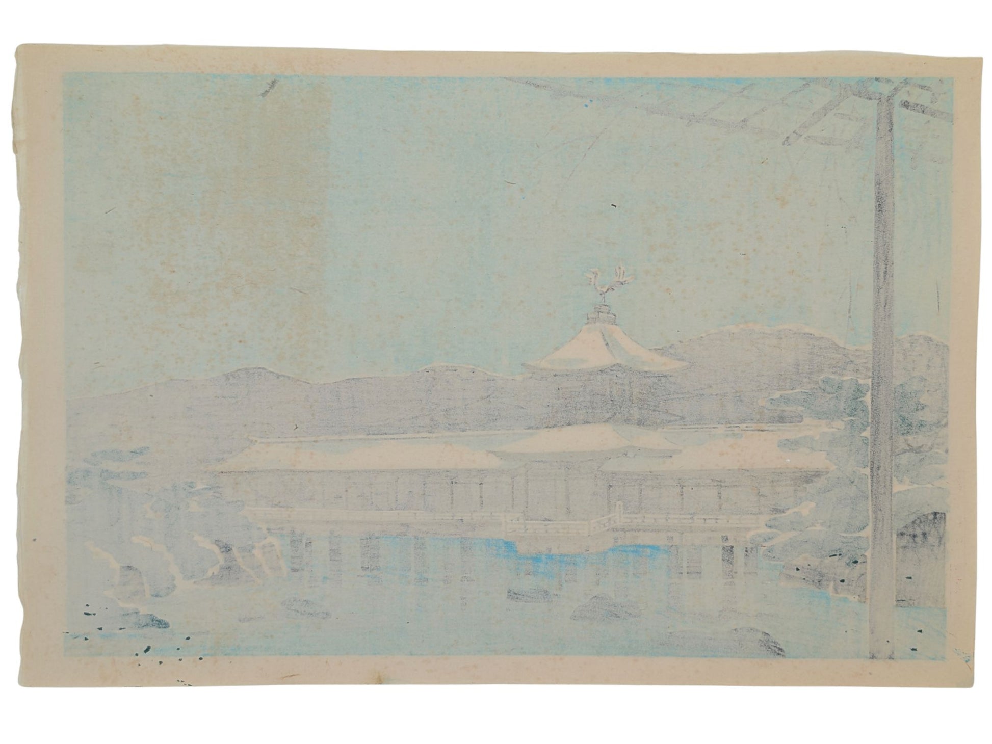 Estampe japonaise de tokuriki, neige au sanctuaire heian. bâtiment aux toits blancs de neige. Jardins enneigés et lac aux reflets bleus. Dos estampe.