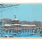 Estampe japonaise de tokuriki, neige au sanctuaire heian. bâtiment aux toits blancs de neige. Jardins enneigés et lac aux reflets bleus.