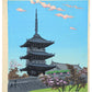 estampe japonaise de tokuriki de la pagode du kiyomizu dera au printemps dans un ciel bleu aux nuages rosés. Les toits traditionnels gris contraste avec les couleurs pastel. 