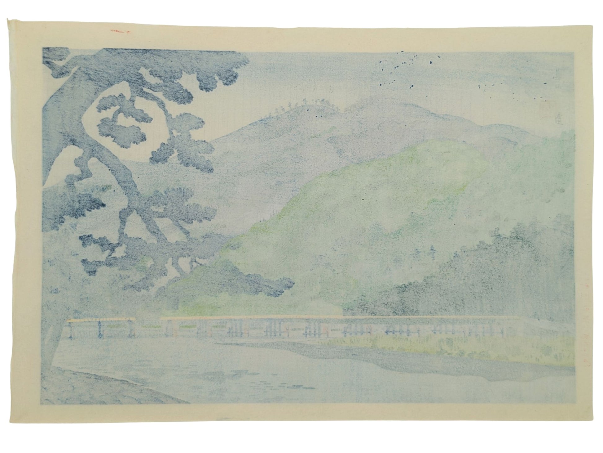 Estampe japonaise de Tokuriki, le pont Togetsukyō aux pieds des montagnes de arashiyama sous la pluie fine. montagne verdoyante et rivière kamo bleue. Dos estampe.