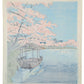 Estampe japonaise de tokuriki tomikichiro, la rive au bord du temple daikakuji à saga kyoto. Un bateau est amarré sous un grand cerisier en fleurs. dos estampe
