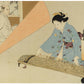 Estampe japonaise de Mizuno Toshikata montrant une femme en kimono jouant du koto sous une lanterne, dans une scène d’intérieur paisible.