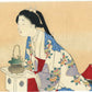 Estampe japonaise de Mizuno Toshikata représentant une femme en kimono agenouillée devant une corbeille de fleurs, pratiquant l’ikebana.