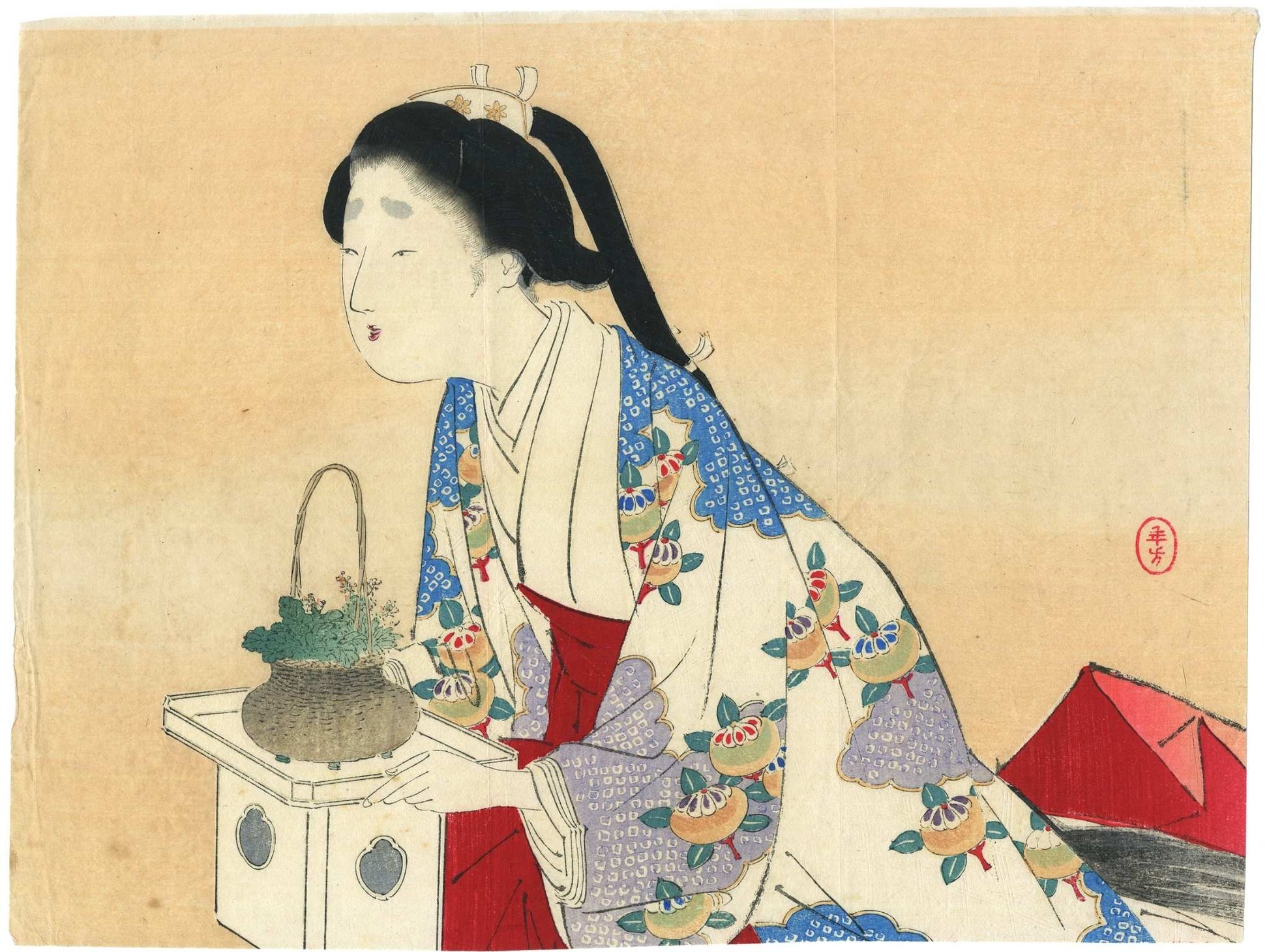 Estampe japonaise de Mizuno Toshikata représentant une femme en kimono agenouillée devant une corbeille de fleurs, pratiquant l’ikebana.