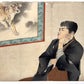 estampe japonaise un homme assis regardant une peinture d'un tigre rugissant estampe japonaise encadrée un homme assis regardant une peinture d'un tigre rugissant,