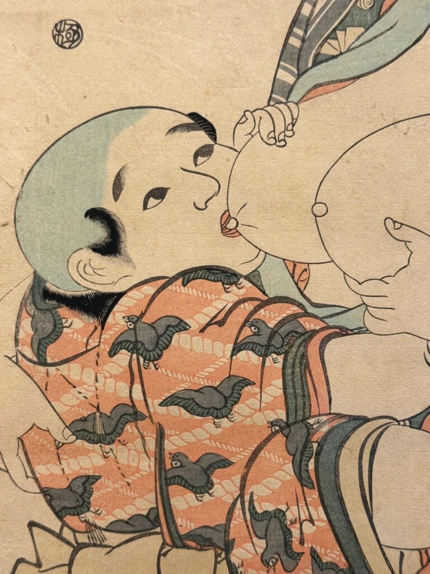 estampe japonaise encadrée de Tsukimaro, femme seins nus allaitant son enfant, gros plan sur le visage de l'enfant