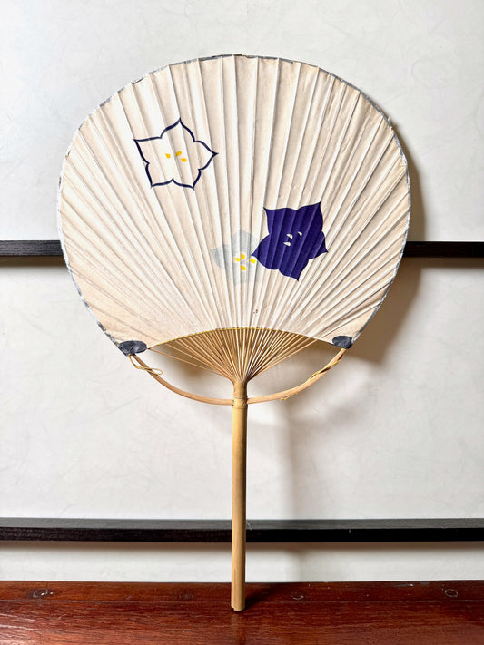éventail japonais ancien avec poème calligraphié dédié à Fudo Myo et fleurs de campanules, recto