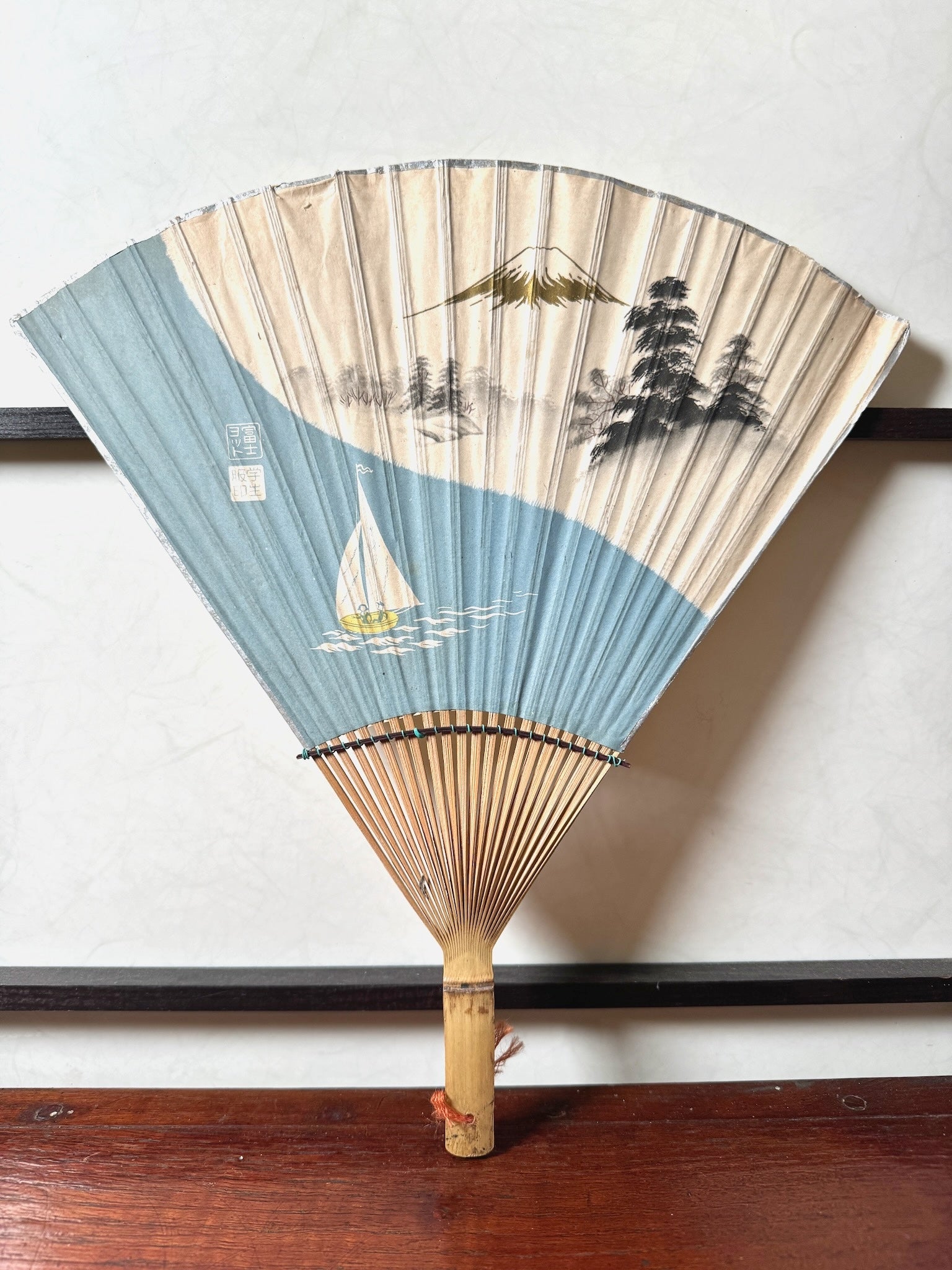 éventail japonais ancien forme en cône avec Mont Fuji et voilier, le recto