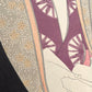 Estampe japonaise de Utamaro, portrait d’une femme tenant une lettre d’amour dans ses mains, gros plan sur le kimono et les mains