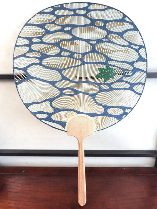 éventail japonais ajouré avec motifs d’eau et feuille d’érable verte sur fond bleu, recto