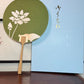 eventail Uchiwa vert avec fleur de lotus découpée, le recto avec boite