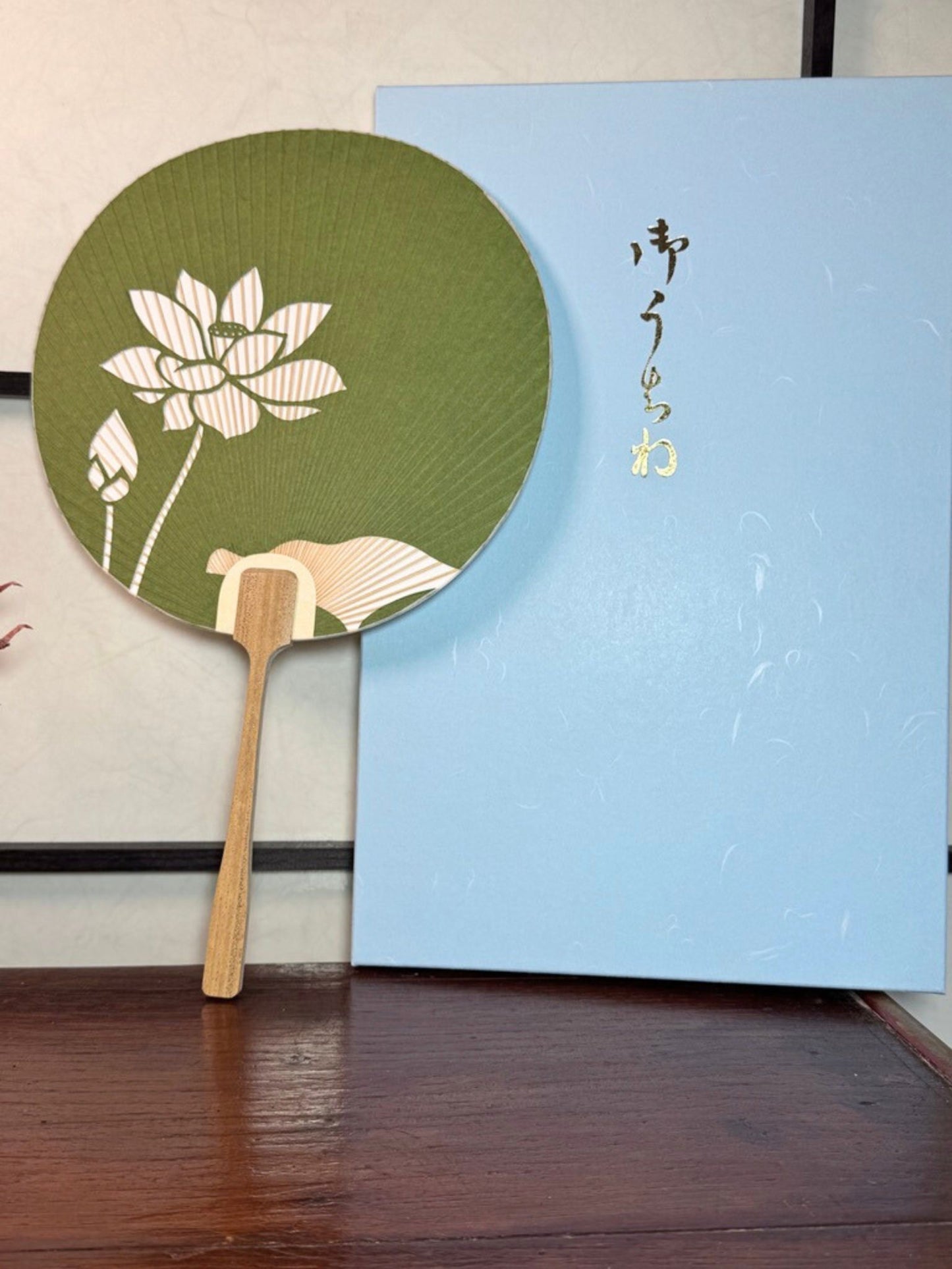eventail Uchiwa vert avec fleur de lotus découpée, le recto avec boite