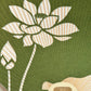 eventail Uchiwa vert avec fleur de lotus découpée, gros plan sur la fleur