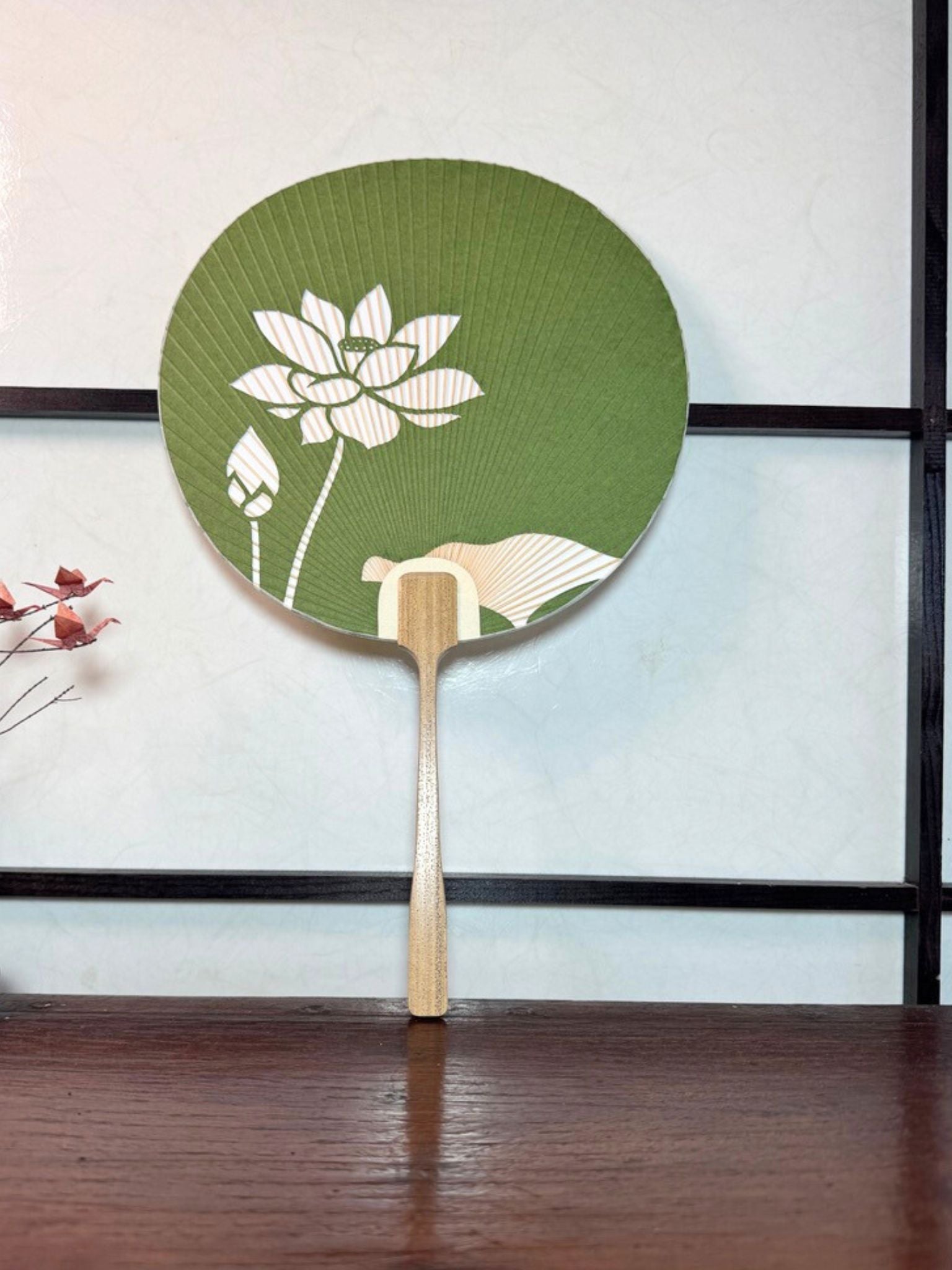 eventail Uchiwa vert avec fleur de lotus découpée, le recto