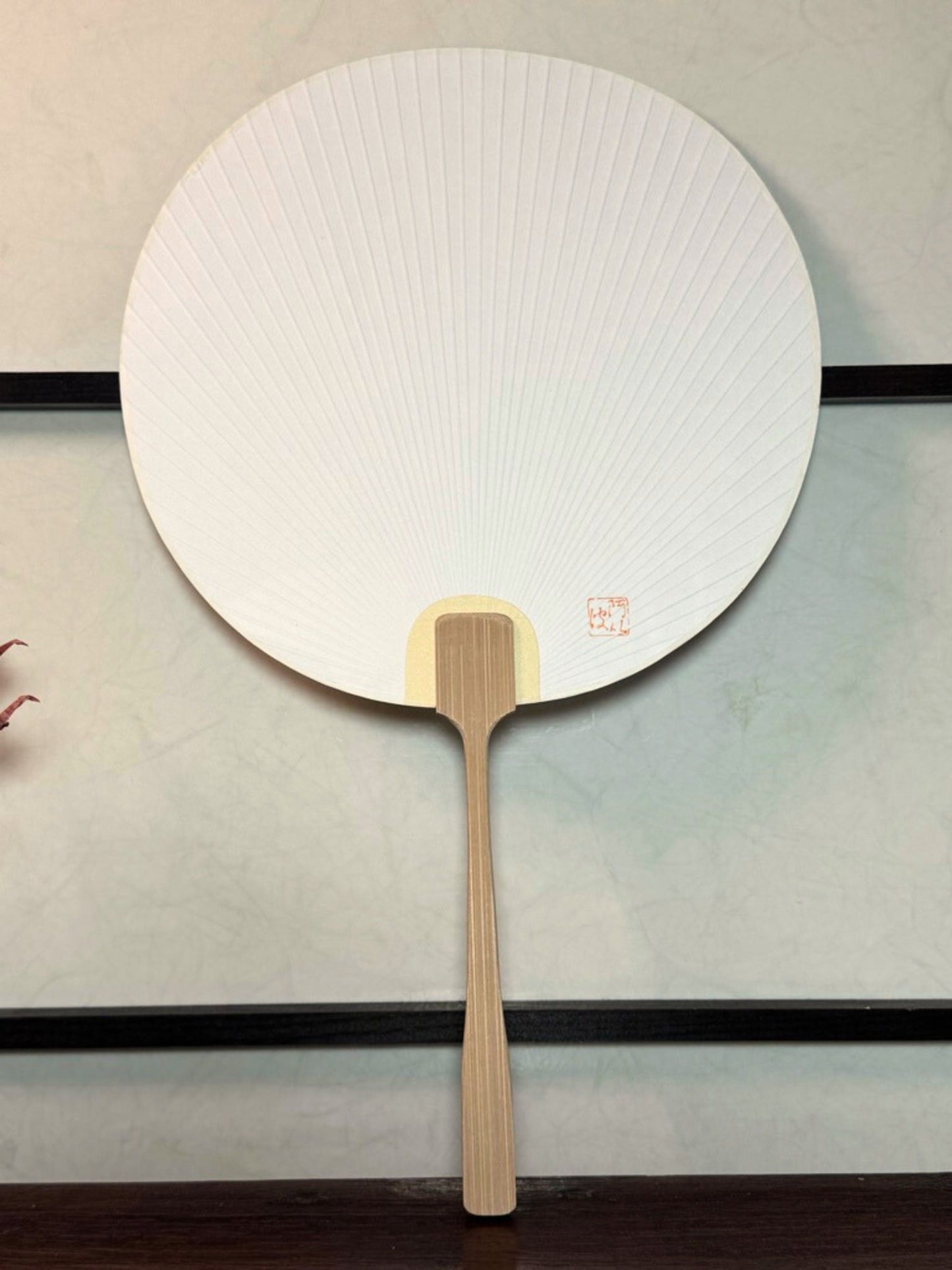 eventail Uchiwa vert avec fleur de lotus découpée, le verso
