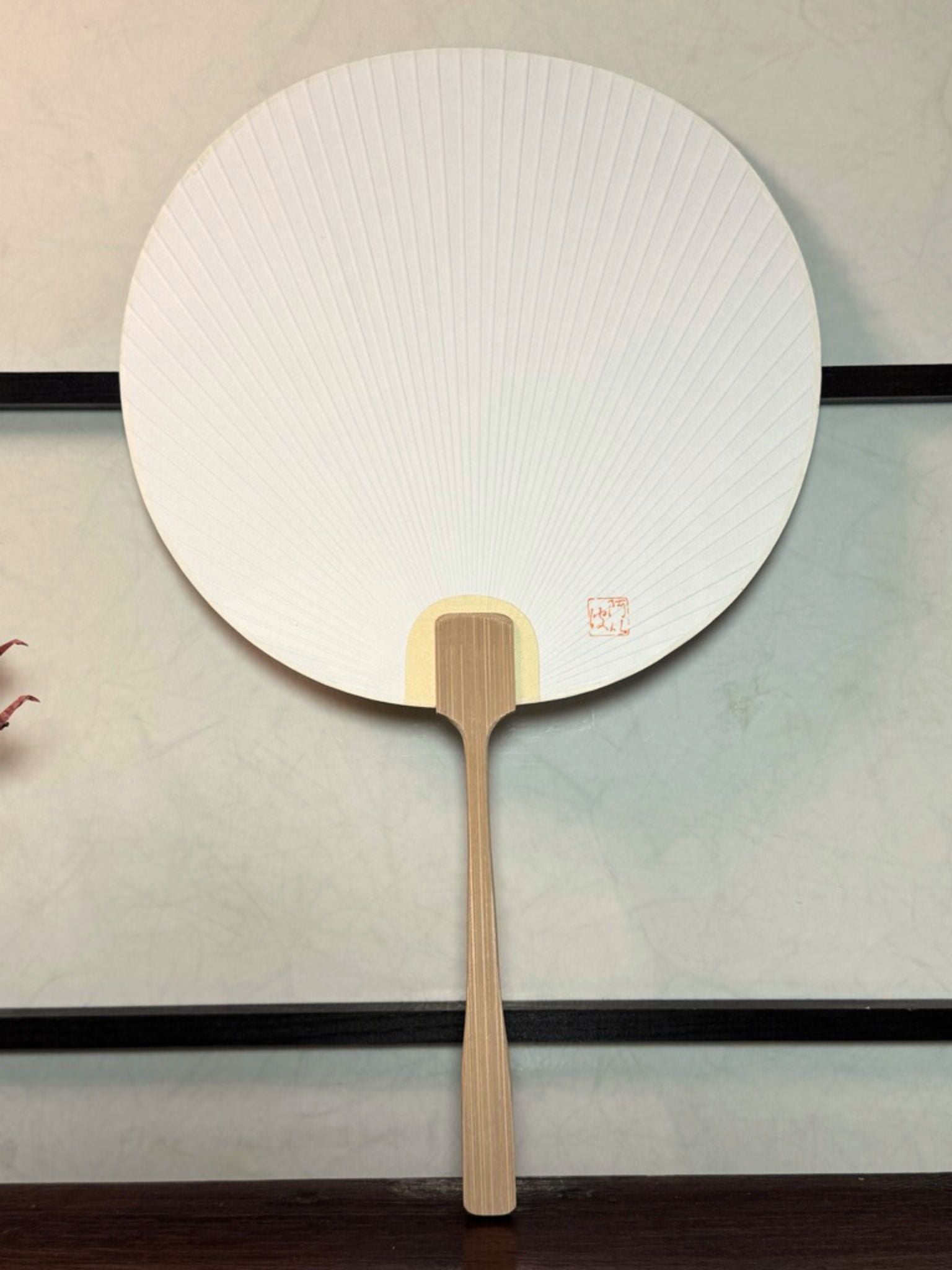 eventail Uchiwa vert avec fleur de lotus découpée, le verso