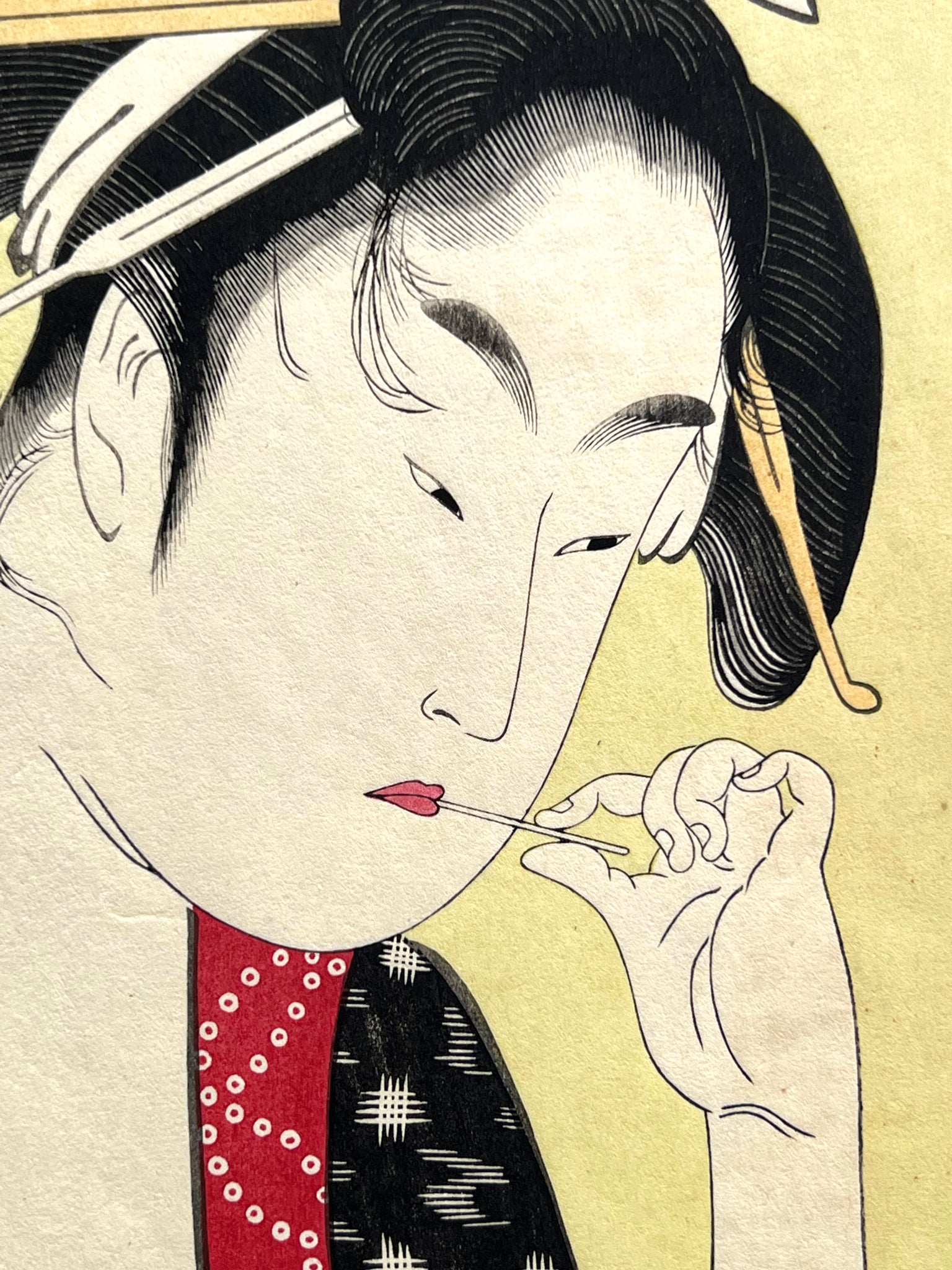 estampe japonaise geisha un sein nu, cure dent dans la bouche, bros plan sur le visage de la femme
