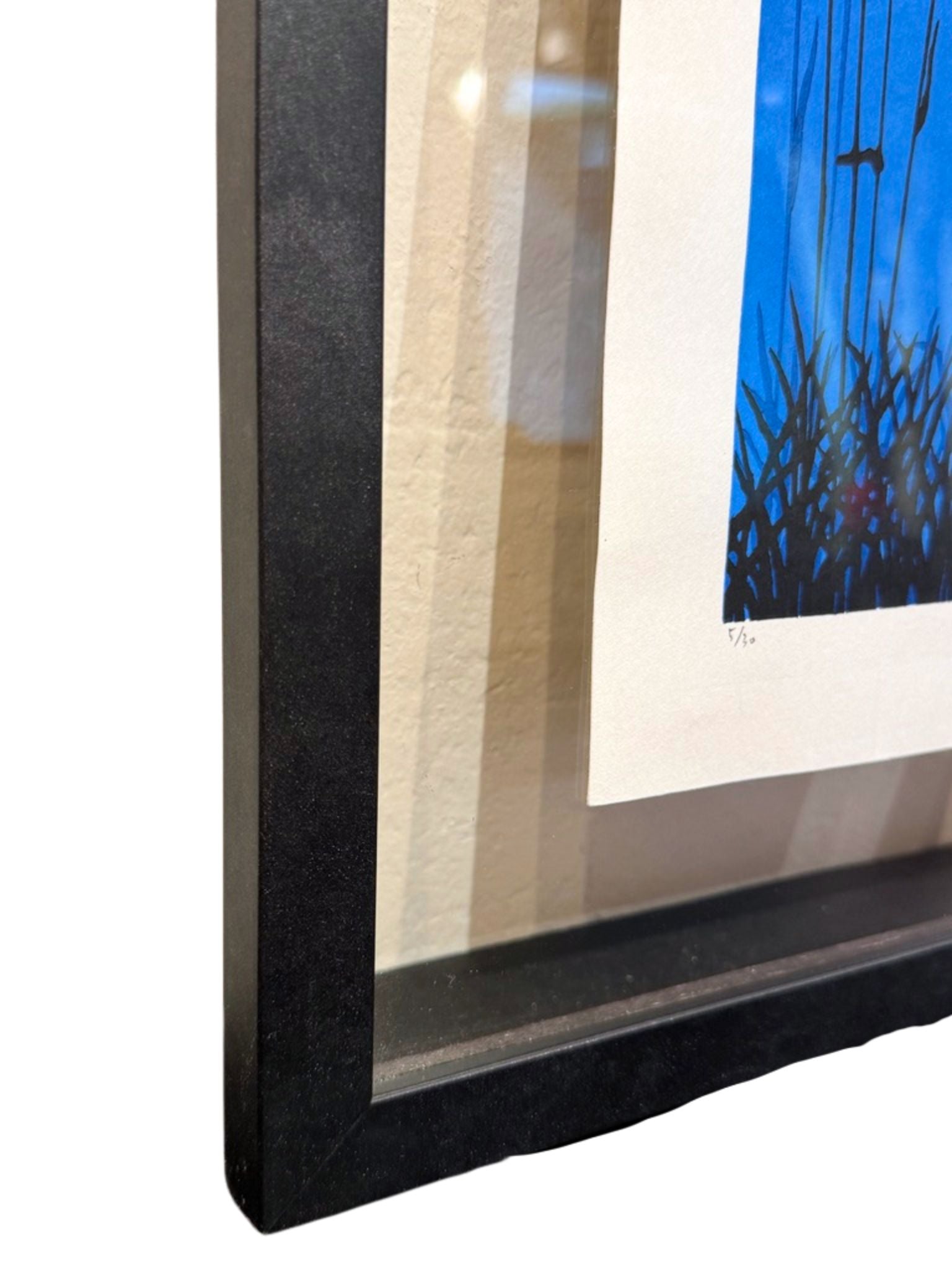 estampe japonaise contemporaine encadrée de Sano Takao, la pleine lune en automne avec herbes graminées en premier plan, entre-deux-verre et cadre noir, gros plan sur un agle de profil