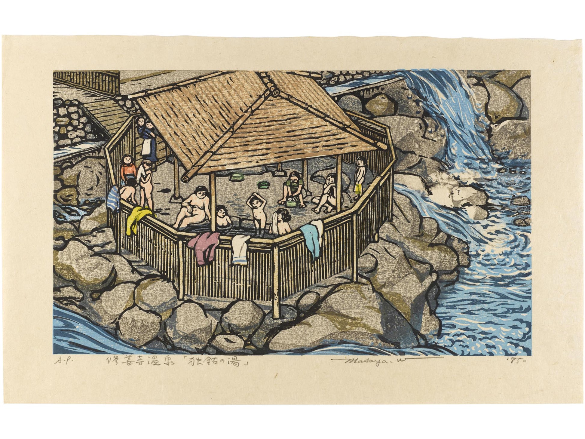 Estampe japonaise de watabe masaya, un bain en nature, onsen à chuzenji. Des enfant et des femmes se baignent nus sous un auvent entouré d'une palissade en bambou sur laquelle sèche des serviettes de bains. Une cascade en fond coule et entoure la scène. 