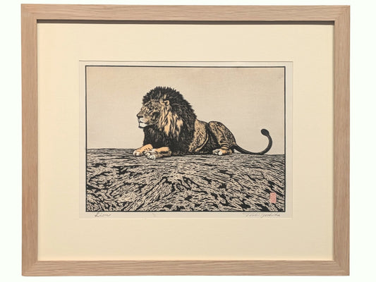 Estampe japonaise de Yoshida Toshi, lion couché, attitude majestueuse. Avec cadre en chêne