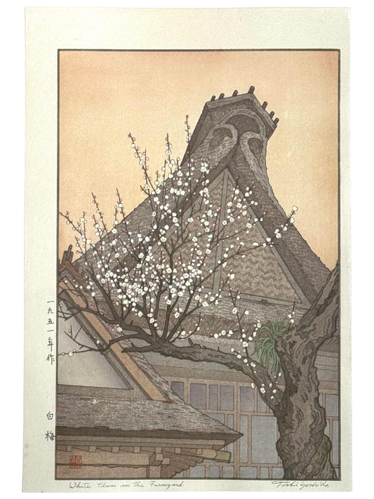 estampe japonaise de Yoshida Toshi, un prunier blanc en fleur devant les toits de maisons traditionnelles japonaises