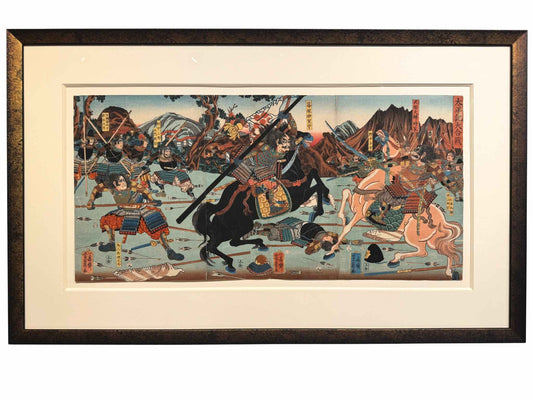 Estampe Japonaise triptyque encadrée de Yoshikazu représentant une bataille entre samourai en armure à cheval, avec cadre or patiné noir