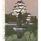 Estampe japonaise de Hiroshi Yoshida, le château de Himeji au matin. Entouré de sa forte végétation verte. Contraste avec le blanc immaculé du château. 