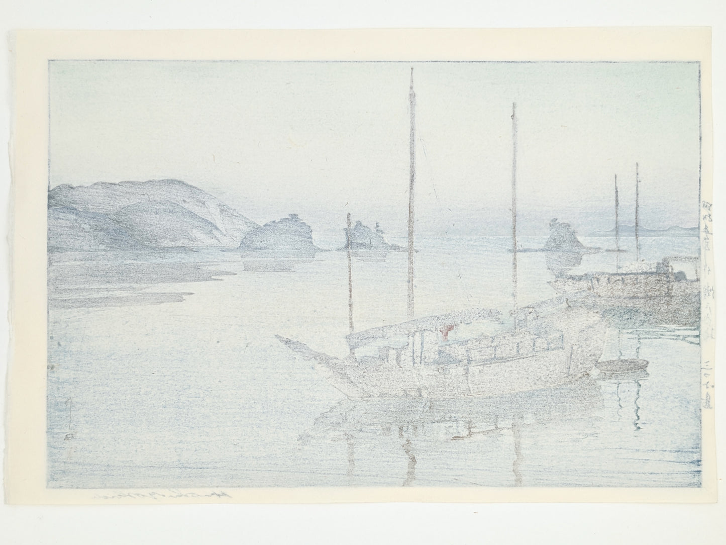 Estampe Japonaise de Hiroshi Yoshida, Bord de la mer intérieure, mitsukojima au crépuscule. Deux bateaux au repos dans une mer bleutée en soirée. Dos estampe.
