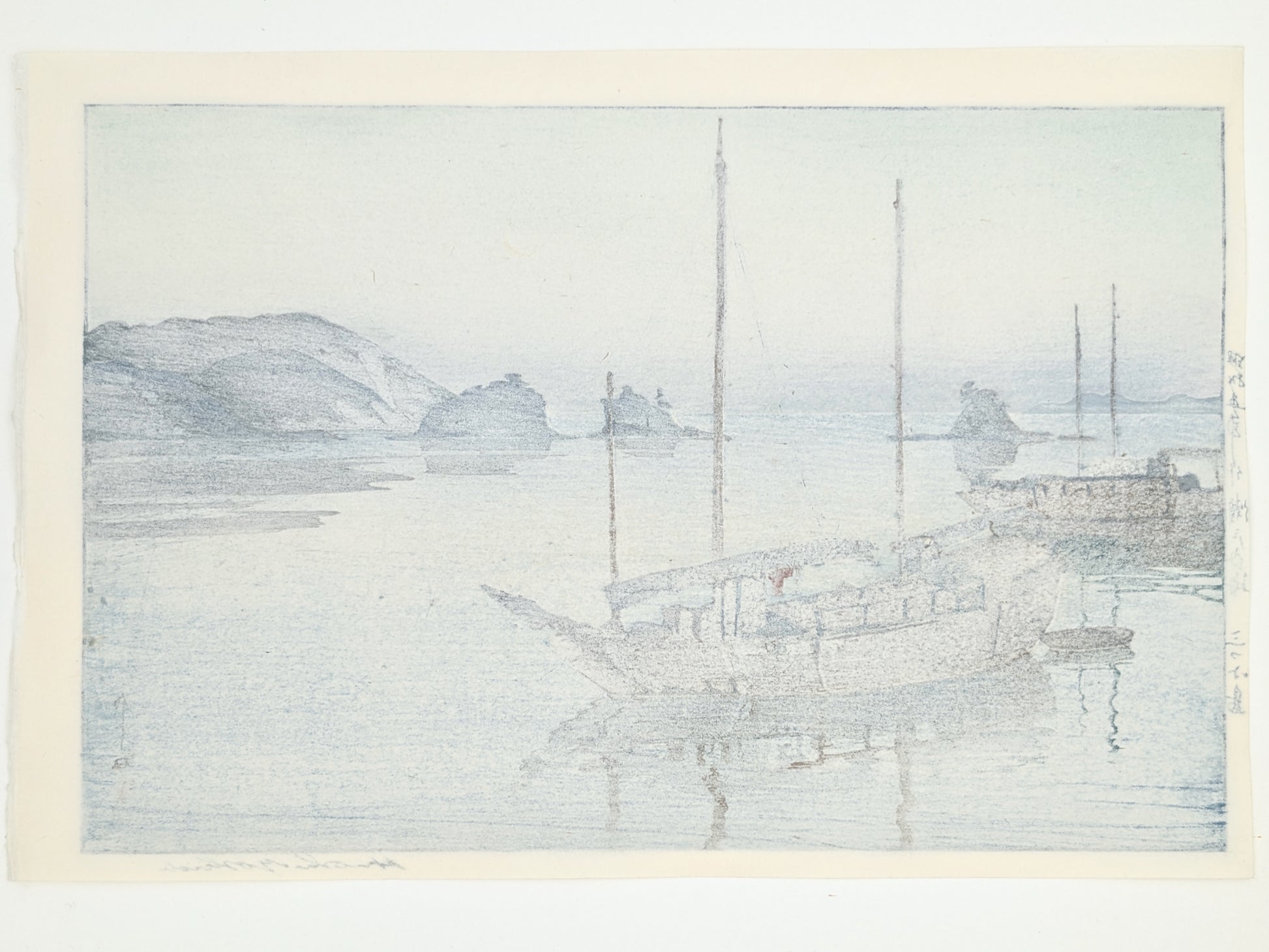Estampe Japonaise de Hiroshi Yoshida, Bord de la mer intérieure, mitsukojima au crépuscule. Deux bateaux au repos dans une mer bleutée en soirée. Dos estampe.