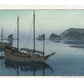 Estampe Japonaise de Hiroshi Yoshida, Bord de la mer intérieure, mitsukojima au crépuscule. Deux bateaux au repos dans une mer bleutée en soirée.