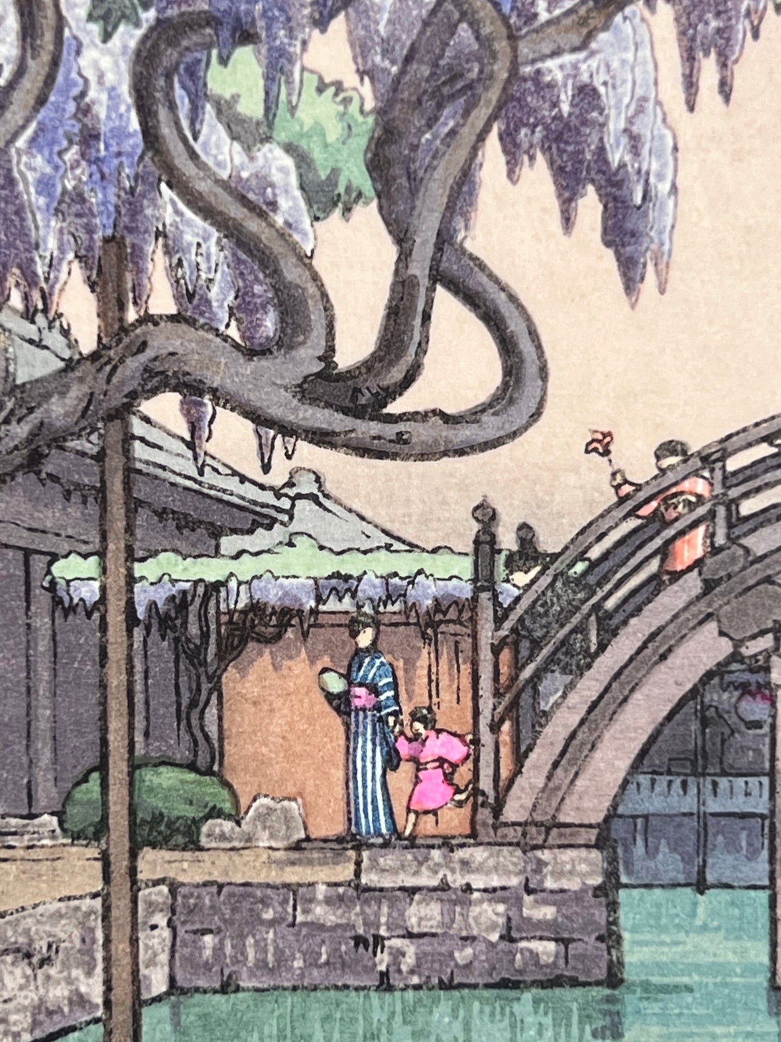 Femme et petites filles en kimono, pont japonais, glycines.