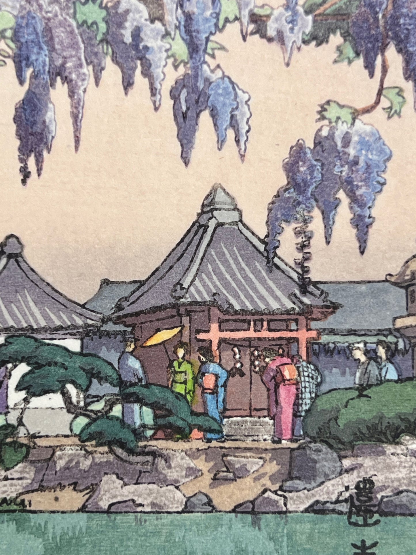 Visiteurs en kimono admirant les glycines, ombrelle, dans le sanctuaire japonais Kameido Tenjin.